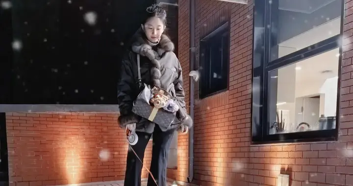神仙姐姐刘亦菲初雪晒照，12万紫貂外套穿出少女感，美得像18岁
