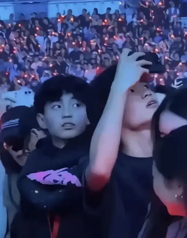 谢霆锋儿子演唱会正面照曝光！17岁Lucas帅成翻版老爸，李嫣同框