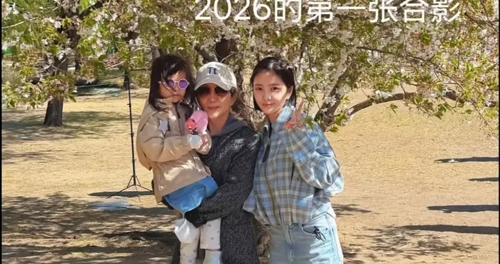 王灿兮否认婆媳不和，晒与杜淳妈妈合影，4岁女儿出镜长得像奶奶