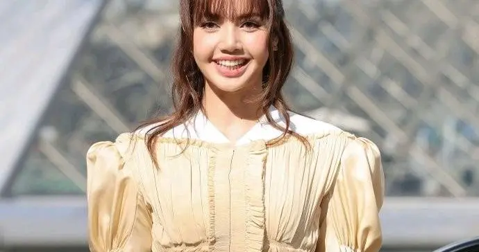 Lisa身穿露腰皮裤亮相，三角区凸起明显，看着让人好尴尬