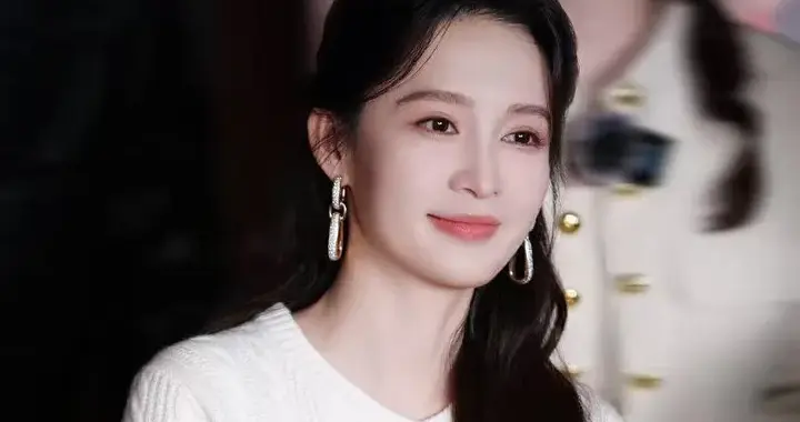 李沁换风格后气质大变！穿米色绞花毛衣+百褶裙，温柔减龄又高级