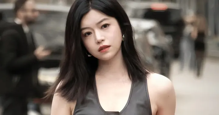 42岁陈妍希米兰看秀，棕色皮背心搭配黄色半身裙，知性大方