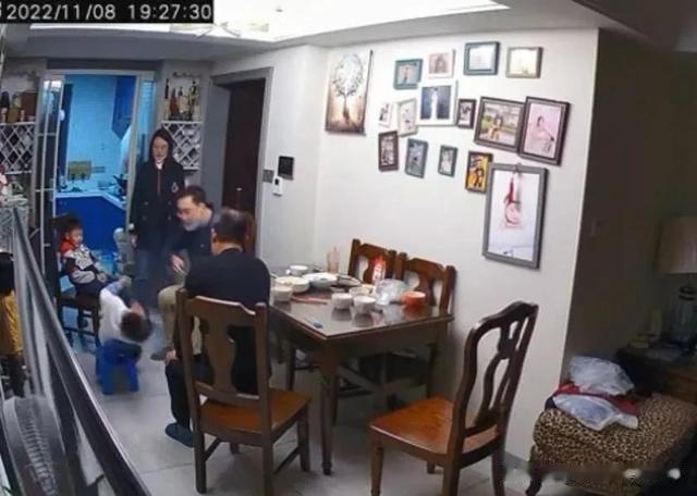 南京男子上门一巴掌打翻男童，冲动是魔鬼