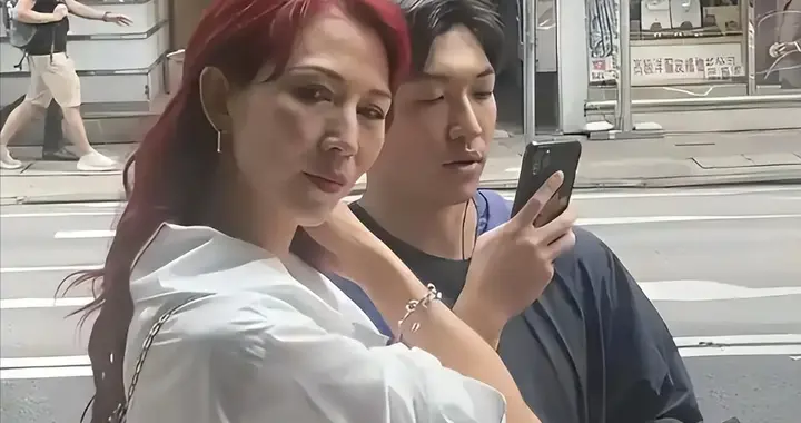 面相变了！52岁蔡少芬为钱四处奔波累到脱相，被王晶嘲讽不上进