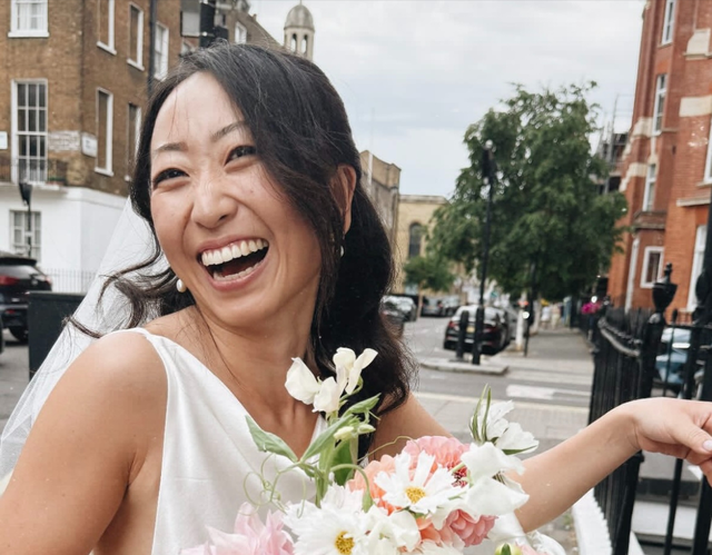 苗侨伟34岁女儿好事近，街头拍婚纱照好开心，男方外国人满脸胡子