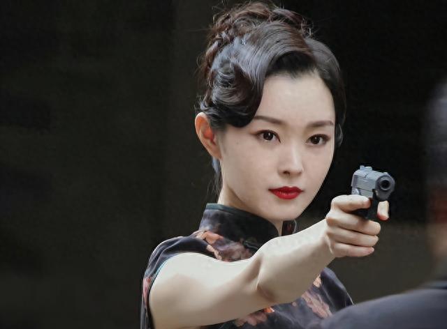 同样是演女特工，把关晓彤、宋轶放在一起看，差距就出来了