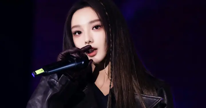 彭小苒演唱会美图，性感小蛮腰绝了