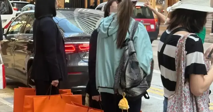 李嘉欣带俩工作人员逛街！提了四个爱马仕袋子太阔气，背影像少女