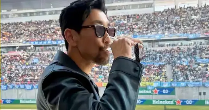 王千源现身上海F1，穿8万元皮衣，戴着墨镜，网友：荷尔蒙爆棚！