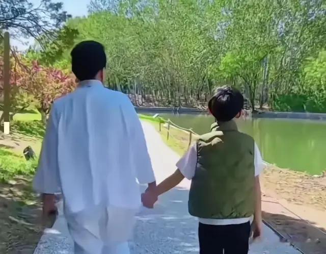 兰姐牵孙散步，箖箖背影神似小菲，终于看懂汪小菲迁就大S原因