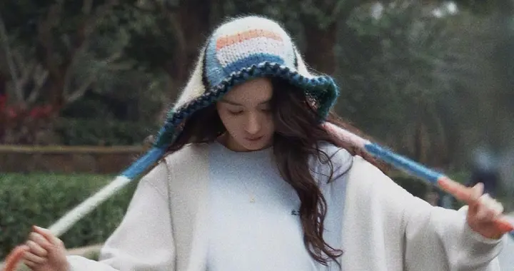 杨幂分享日常穿搭，简单白T黑色打底裤，搭配彩色针织帽立马亮眼