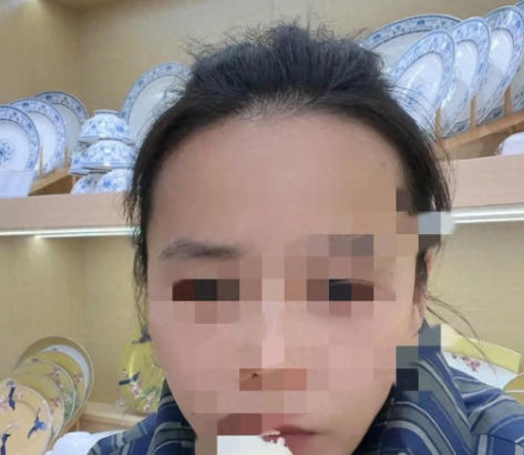 三石直播再爆猛料 说蛋糕不请自来捧遗像 目的是为了炒作带货