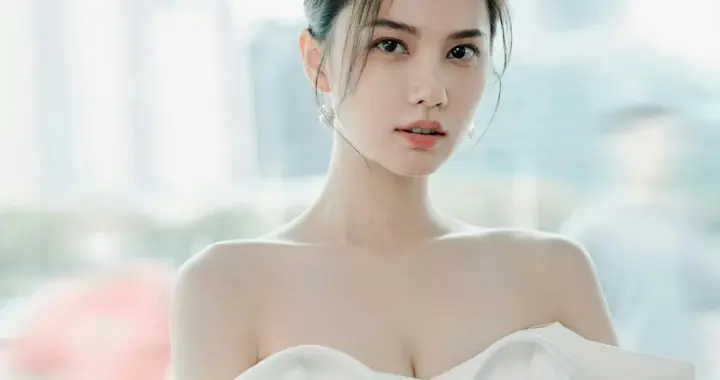 姜佩瑶白色抹胸裙穿搭，好精致柔美的女明星