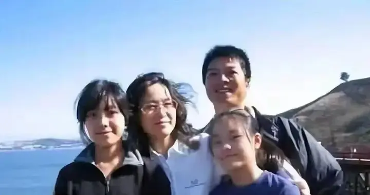 61岁江嘉良近况！乒坛男神娶影后吴玉芳37年，两个女儿颜值抢镜