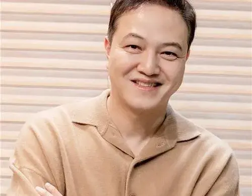 韩剧“恶汉”的现实人生，娶小12岁娇妻，拥有三位可爱女儿。