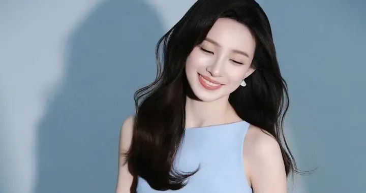 光影下穿蓝色连衣裙的马凡舒