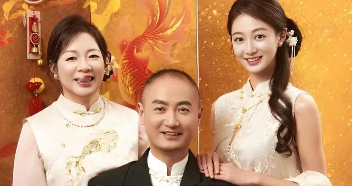 冯琳晒全家福，遗传了父母的好基因，孝顺体贴又优秀的女儿！