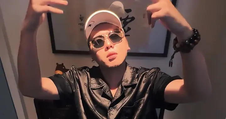 睡粉、出轨、死性不改，爆火半年就塌房，本人在美国回应，碎三观