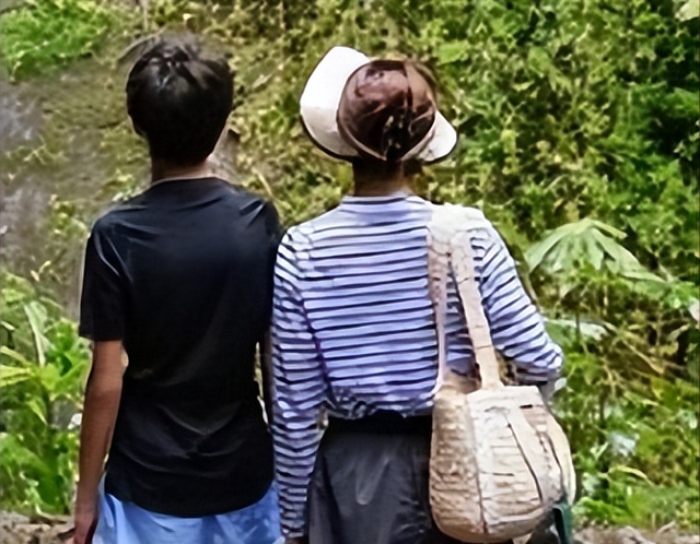 孙俪一家去美国度假，3套穿搭很少女，短裤显腿长，普通人也能学