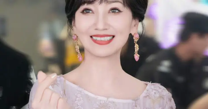 赵雅芝老婆今日线下路透美照，笑容明媚动人