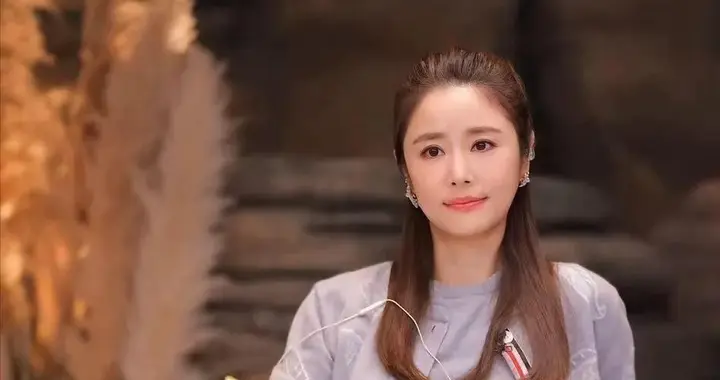 林心如胖了3公斤后惊艳全网：她的灰白穿搭，简约又高级