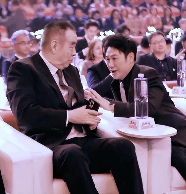 张译华表奖封帝，陈凯歌面部毫无表情，引起网友争议