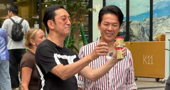 62岁吴启华在香港尖沙咀街头被偶遇，现实中真人看起来苍老了好多