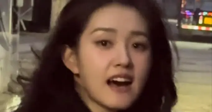 郭宇欣拍戏下班，穿大衣波浪发像港星，五官立体小巧有辨识度