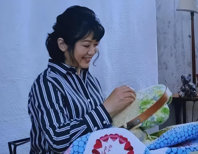 山口百惠亲身示范：裙不配丝袜、发不过肩，年过60都没大妈感