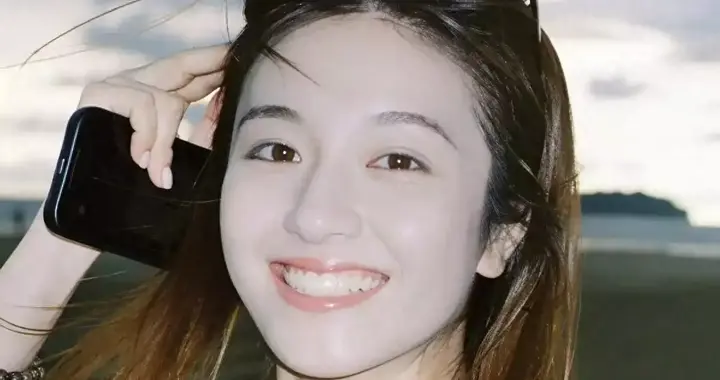 李兰迪海边写真新造型曝光 红色泳装勾勒绝美身材