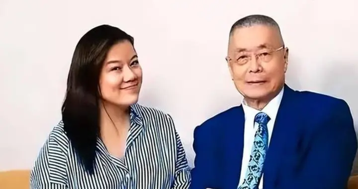 看了86岁刘诗昆携娇妻、幼子戏水的画面，才明白87岁范曾输到哪了