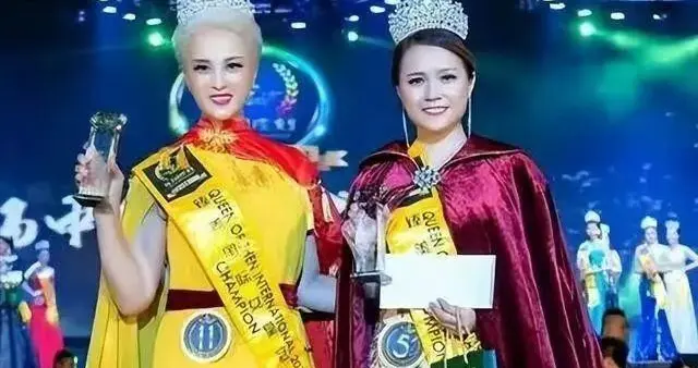 她曾两度瘫痪，遭丈夫抛弃后一夜白头，64岁逆袭成央视超模！