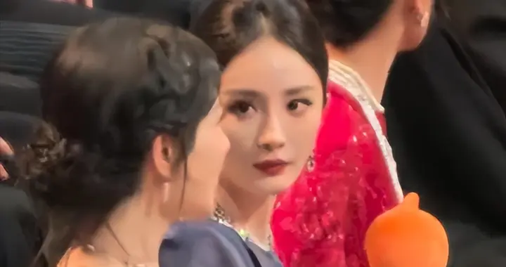 微博之夜明星组团罢工，杨幂成为众矢之的，工作室9个字讨说法