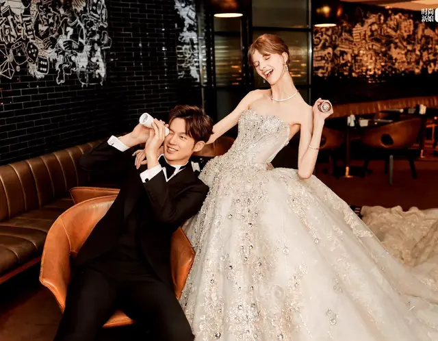 董力阿诺拍婚纱照像吸干了精气，阿诺瘦得毫无美感可言