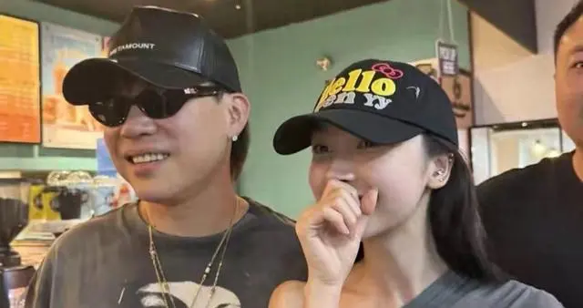 易梦玲逛街被偶，穿皮草搭工装裤简直潮到风湿，胡彦斌眼光真好