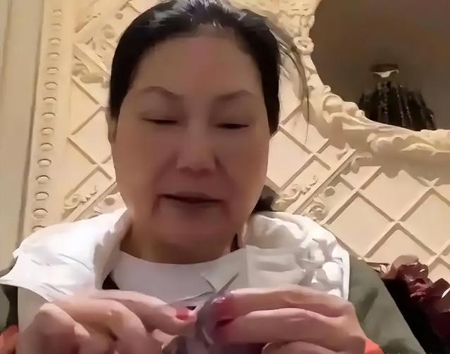 S妈呼吸困难被送急诊，台媒追问玥箖和大S房产，直言伤心透了！