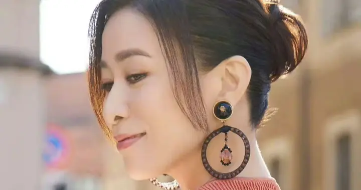 风韵犹存的佘诗曼好漂亮