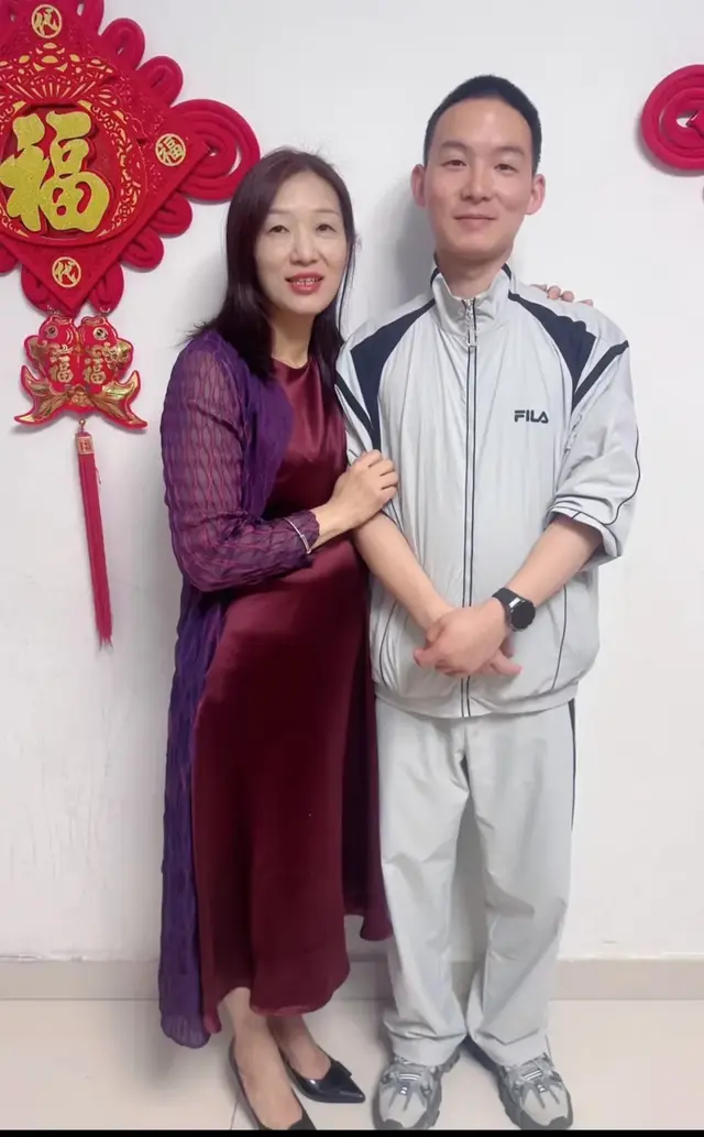 前后矛盾，谢浩男说自己亲妈状态很好