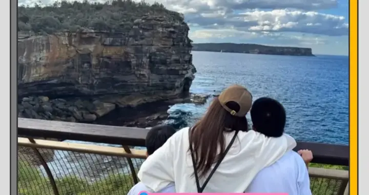 侯佩岑晒度假照，搂着俩儿子画面温馨，与老公复刻结婚时拍照姿势
