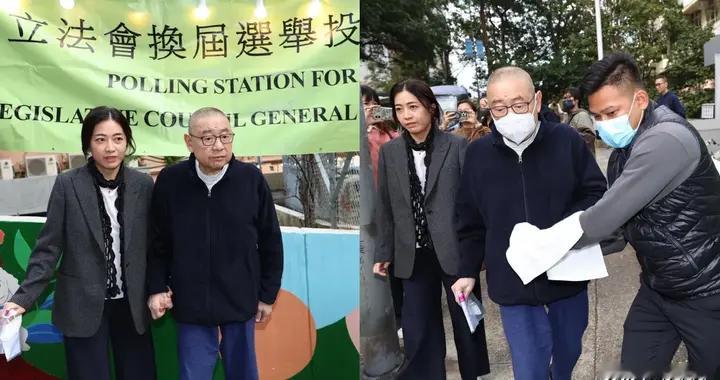 大刘携甘比罕见公开现身 投票站7分钟引全城关注