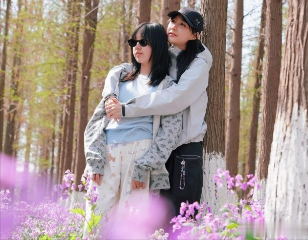 雷佳音一家四口五一度假，老婆看起来像少女，13岁女儿露脸像妈妈