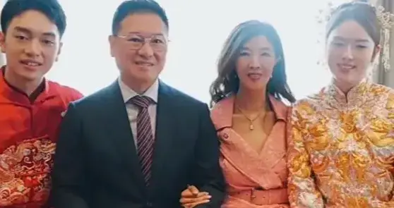 李嘉欣姐姐继子大婚！她被儿媳敬茶地位高，二婚高龄嫁豪门成传奇