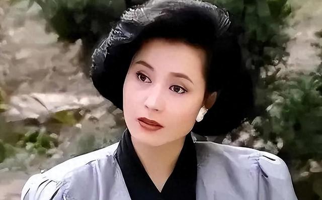 挤走原配嫁二婚导演，婚后19年不造娃被抛弃，如今69岁终自食恶果