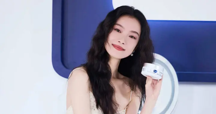 倪妮：白色吊带裙里的风情与风骨