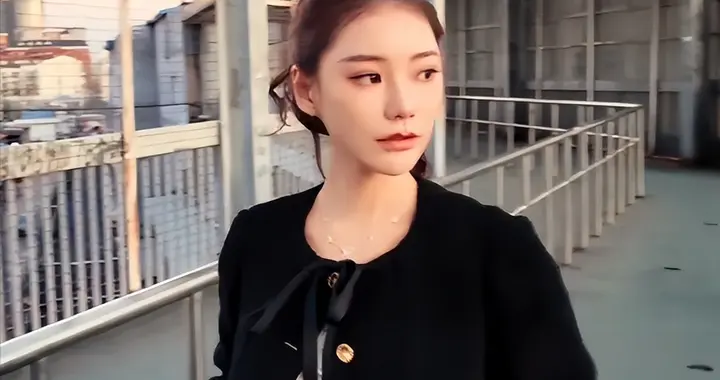 马筱梅挺孕肚穿露脐装，坐地铁上班被赞接地气，再吐槽老公脾气爆