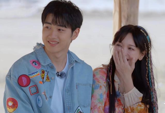 42岁金莎带小19岁男友上恋爱综艺，两人同框互动像母子，遭群嘲