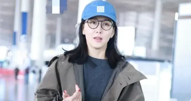 胡静机场私服真会穿！风衣+毛衣+阔腿裤，时髦洋气又高级！