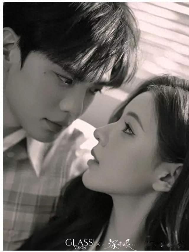 张予曦毕雯珺情侣装对视，甜度满格超养眼