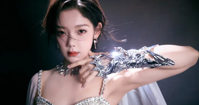 希林娜依高脚踩银色长筒靴，简直是女神级别