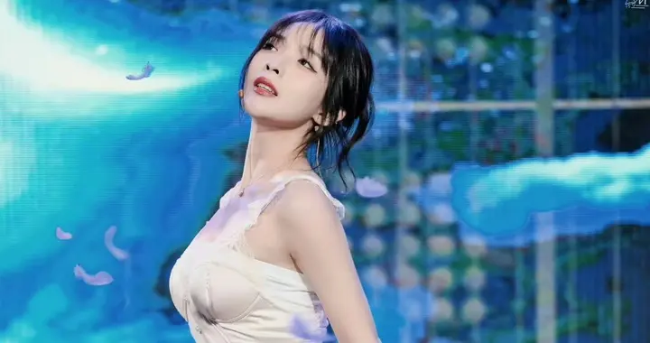 许杨玉琢 舞台白丝 尽显女团成员的实力与魅力